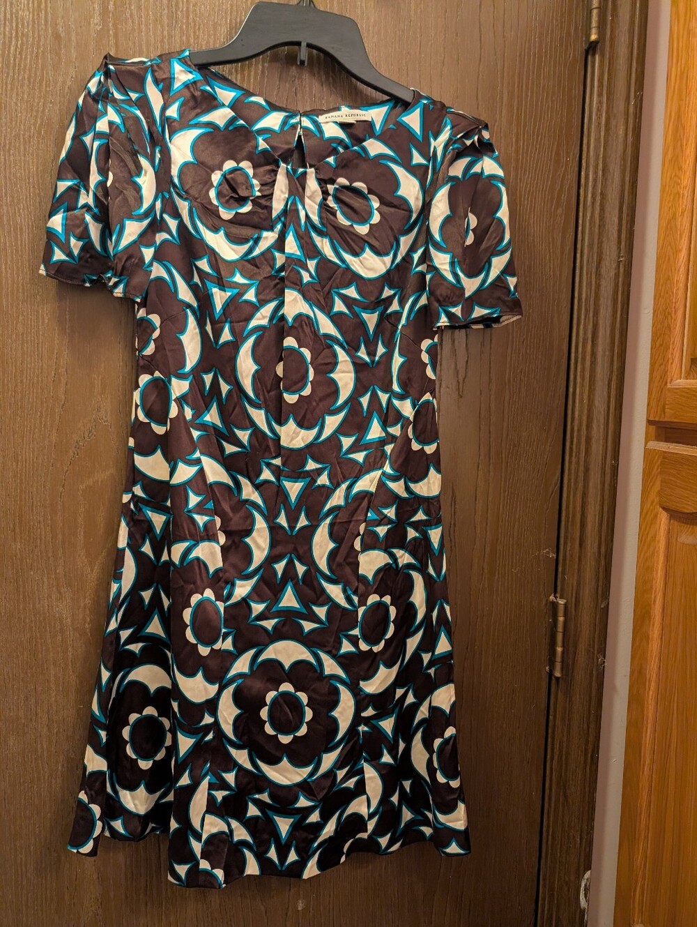 Banana Republic Size 2 100% Silk Short Sleeve Fun Flower Dress